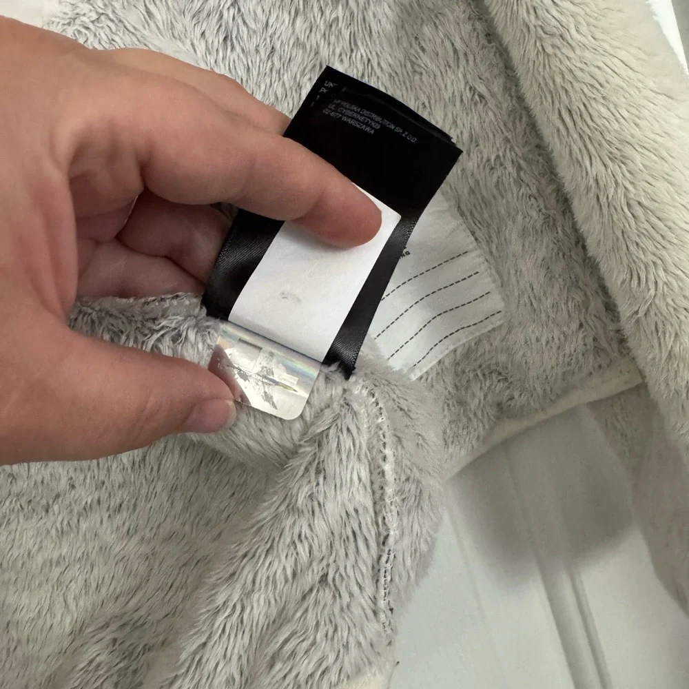 The North Face Cream and Gray Girls Puffer Jacket - Picture 6 of 10